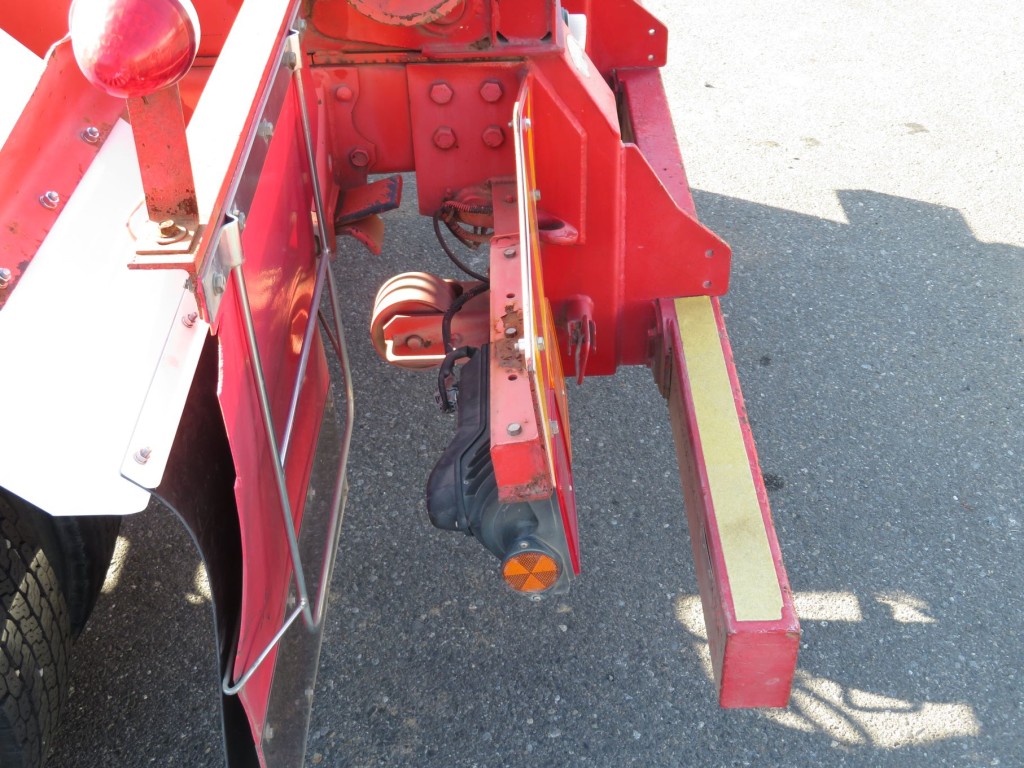 助手席側テールランプステーに曲がりがあります。|いすゞ フォワード TKG-FRR90S2(2WD)の写真17