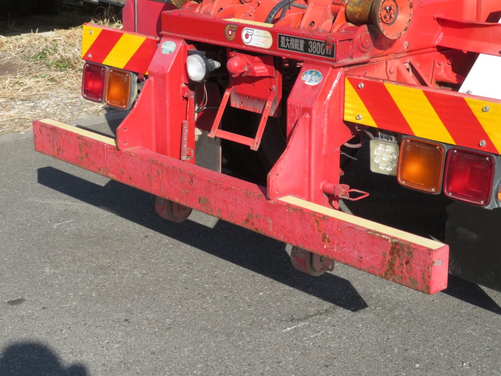 リアバンパー各所にキズ・サビがあります。|いすゞ フォワード TKG-FRR90S2(2WD)の写真18