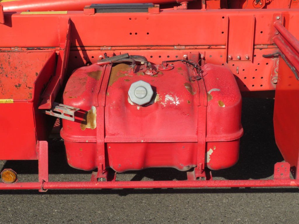 燃料タンクは100Lです。(タンク上面にサビがあります)|いすゞ フォワード TKG-FRR90S2(2WD)の写真19