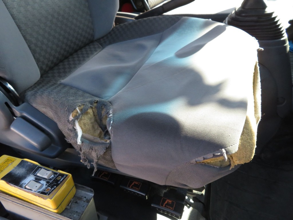 運転席座面の状態です。|いすゞ フォワード TKG-FRR90S2(2WD)の写真28