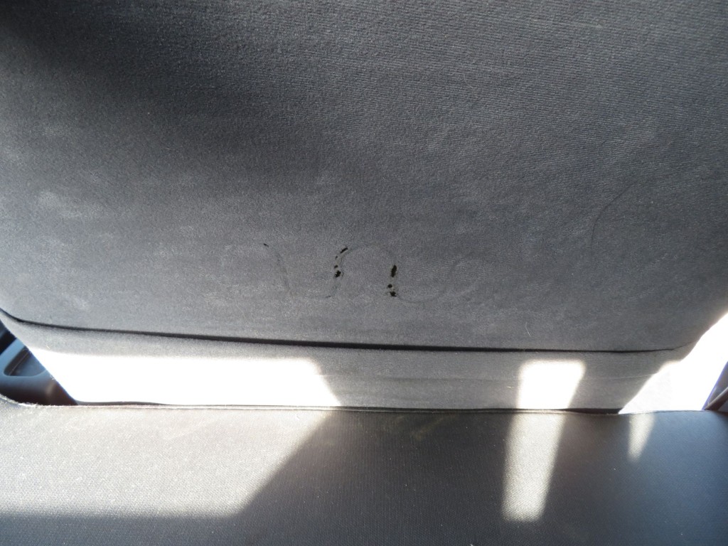 運転席後背面に破れ箇所があります。|いすゞ フォワード TKG-FRR90S2(2WD)の写真29