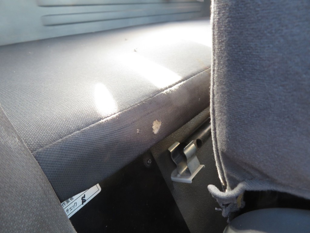 ベッドマットに破れがあります。|いすゞ フォワード TKG-FRR90S2(2WD)の写真30