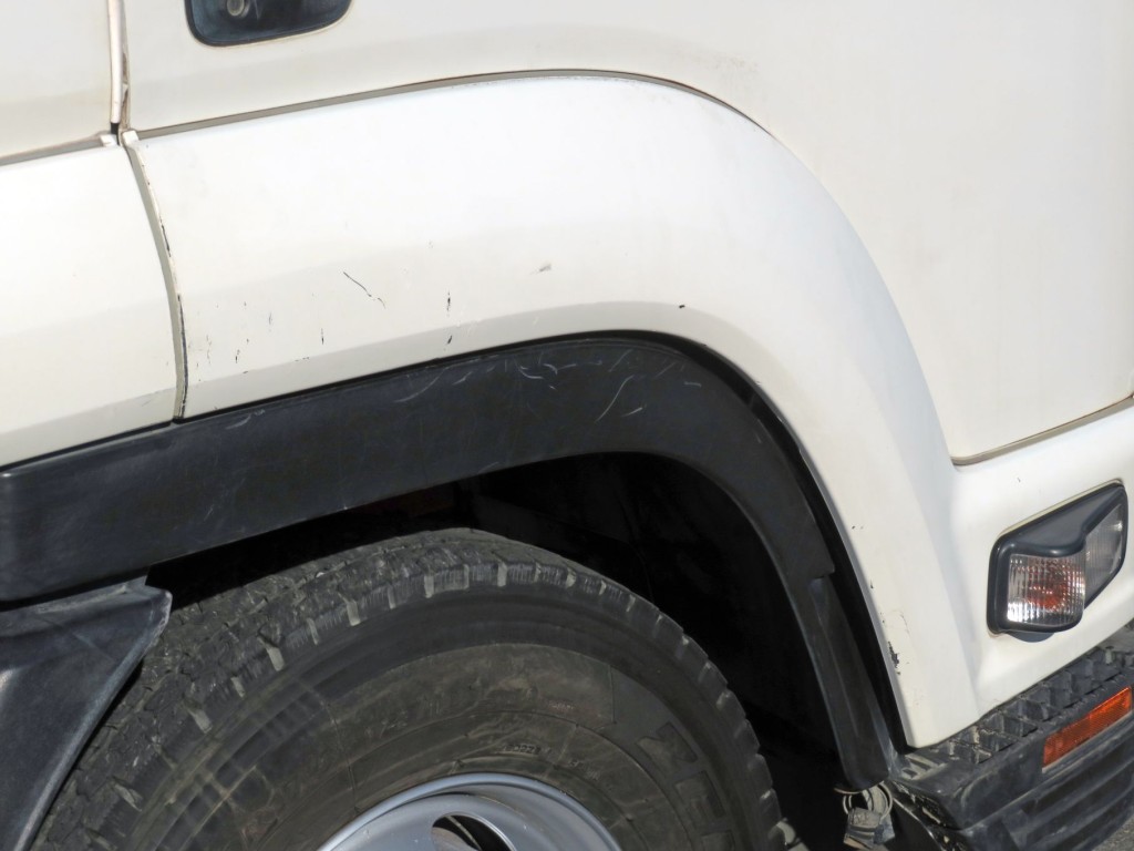 運転席側ドアフェンダーにキズがあります。|いすゞ フォワード TKG-FRR90S2(2WD)の写真33