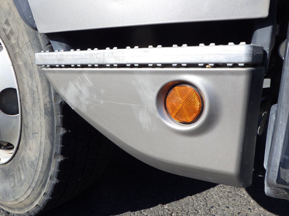 運転席側ステップカバーにスレがあります。|日野 レンジャー 2KG-FC2ABA(2WD)の写真21