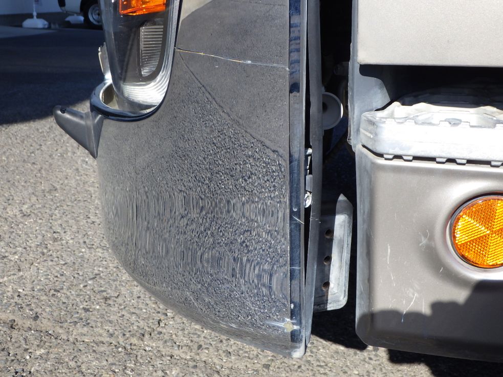 フロントバンパーの助手席側にスレがあります。（コーナーカバー取り付け部に曲がりがあります）|日野 レンジャー 2KG-FC2ABA(2WD)の写真23