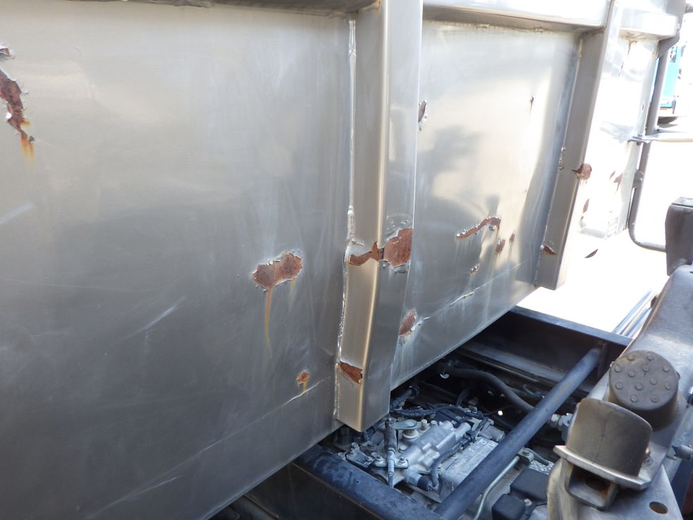 プロテクター前面にサビ・凸があります。|日野 レンジャー 2KG-FC2ABA(2WD)の写真24