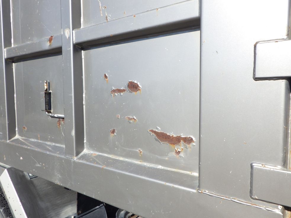 ボディーの両サイドにキズ・サビ・凹凸があります。|日野 レンジャー 2KG-FC2ABA(2WD)の写真26