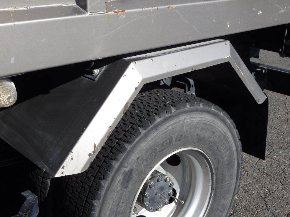 左右のリヤフェンダーにキズ・サビがあります。|日野 レンジャー 2KG-FC2ABA(2WD)の写真27