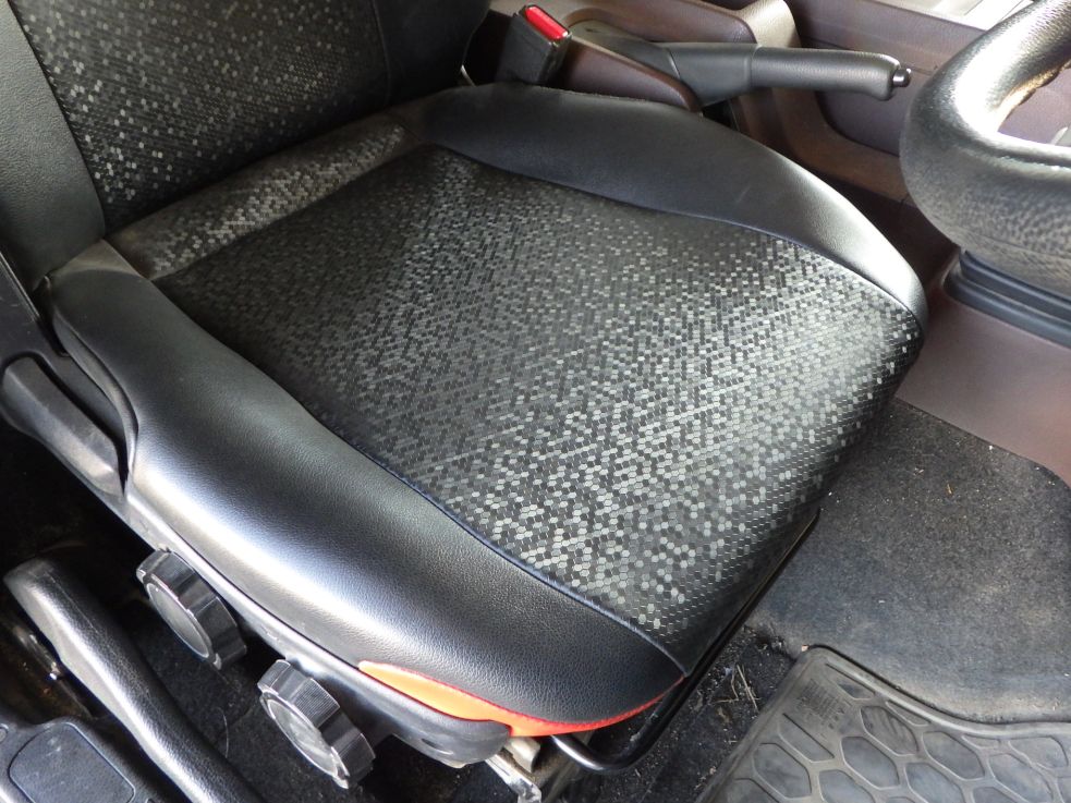 運転席座面にヘタリがあります。|日野 レンジャー 2KG-FC2ABA(2WD)の写真38