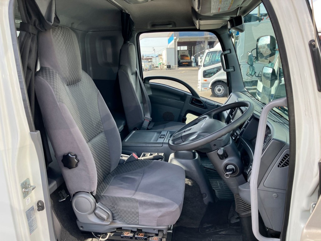 乗車定員は2名です。|いすゞ フォワード 2RG-FRR90S2(2WD)の写真5