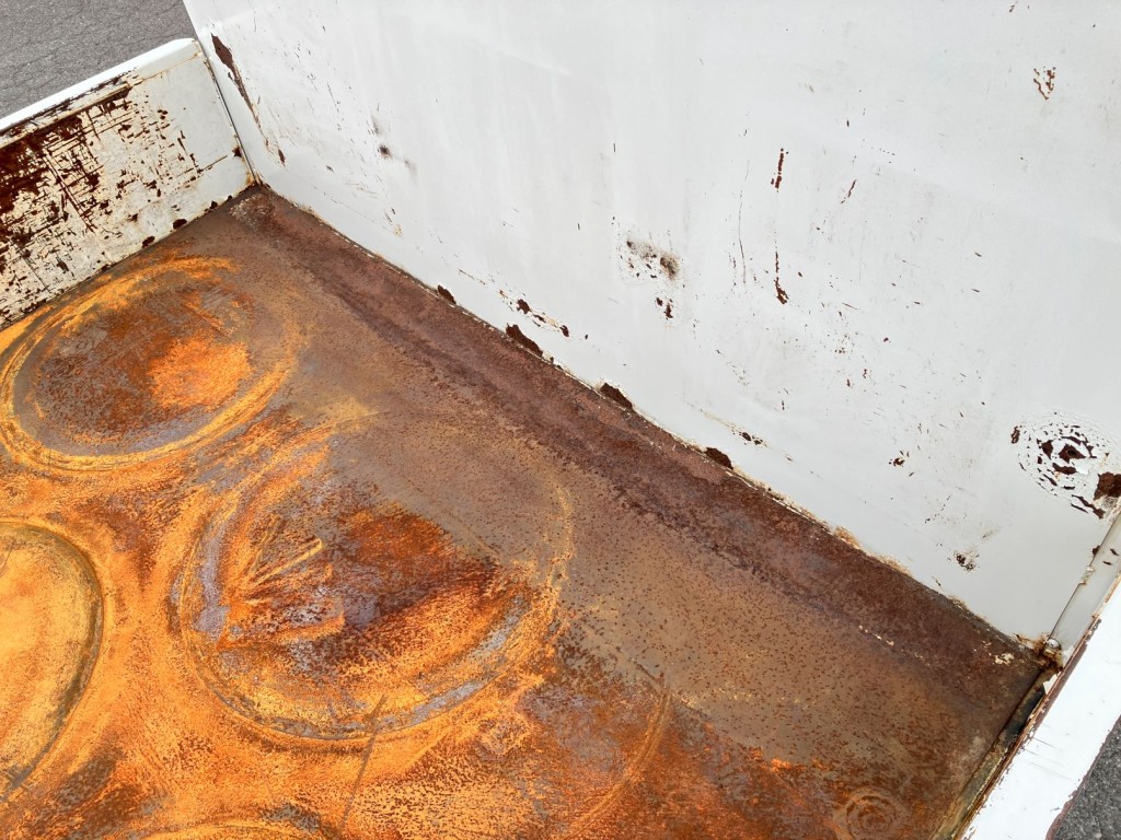 床面前方にサビ浮きがあります。|いすゞ フォワード 2RG-FRR90S2(2WD)の写真10