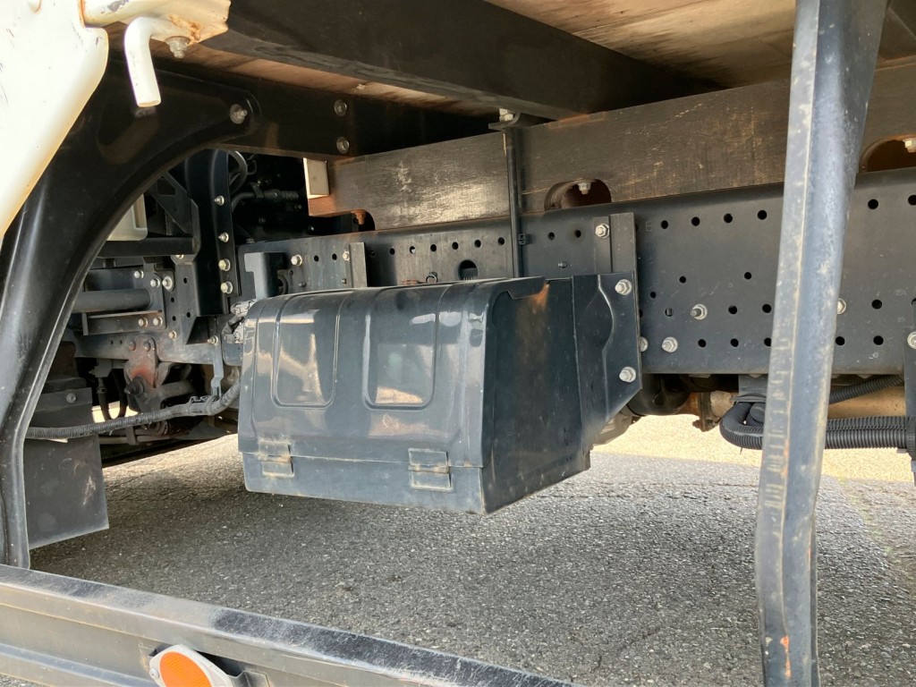工具箱は鉄製です。助手席側前方に付いています|いすゞ フォワード 2RG-FRR90S2(2WD)の写真12