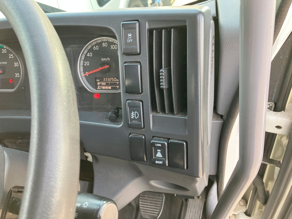 スイッチ類です。|いすゞ フォワード 2RG-FRR90S2(2WD)の写真17