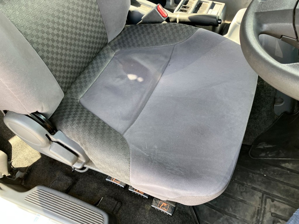 運転席座面にヘタリ・焦げがあります。|いすゞ フォワード 2RG-FRR90S2(2WD)の写真23