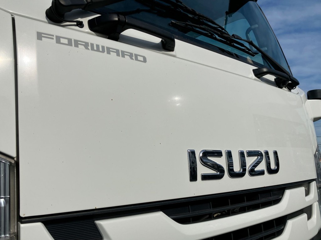 フロントパネルに細かい飛び石があります。|いすゞ フォワード 2RG-FRR90S2(2WD)の写真27