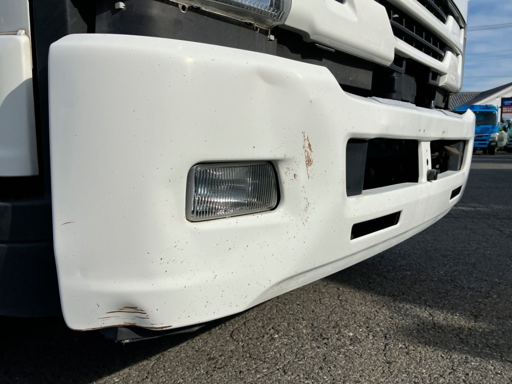 運転席側フロントバンパーにキズ・凹み・曲がり・飛び石があります。|いすゞ フォワード 2RG-FRR90S2(2WD)の写真28