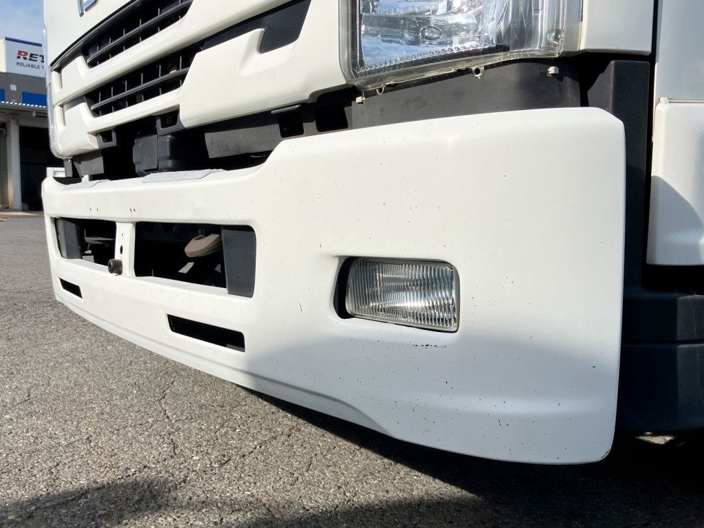 助手席側フロントバンパーに飛び石が多数あります|いすゞ フォワード 2RG-FRR90S2(2WD)の写真29