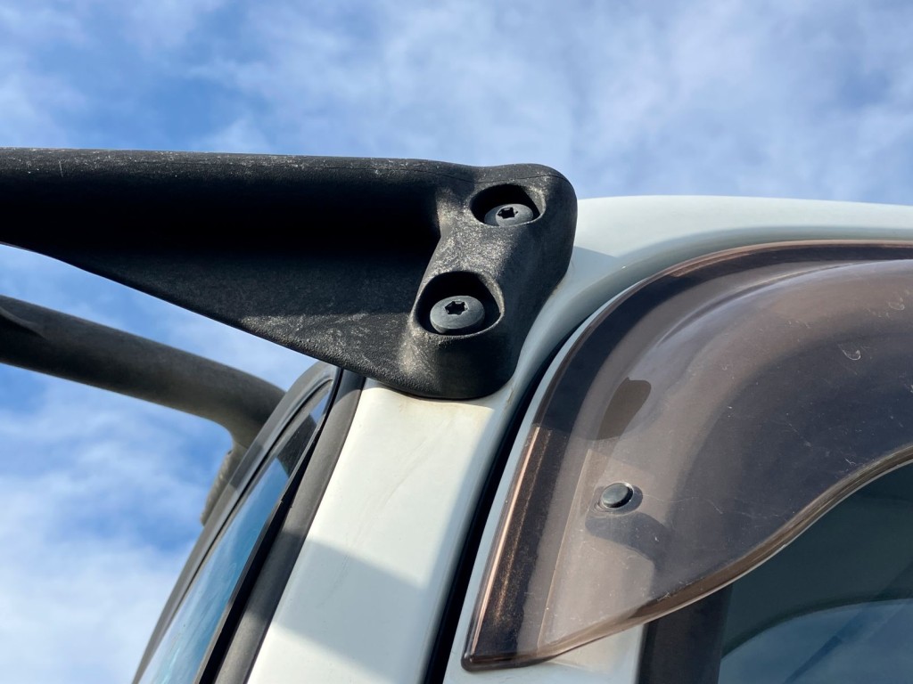 助手席側ミラーステー付け根部分に凹みがあります。|いすゞ フォワード 2RG-FRR90S2(2WD)の写真30