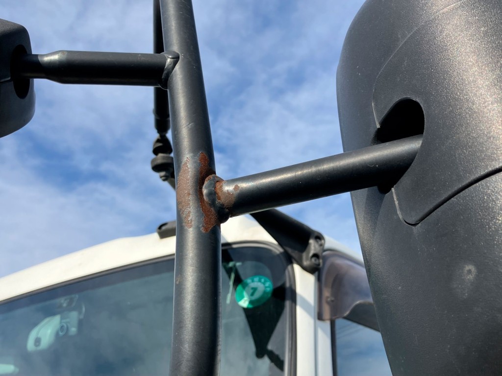 助手席側ミラーステーに曲がりがあります。|いすゞ フォワード 2RG-FRR90S2(2WD)の写真31