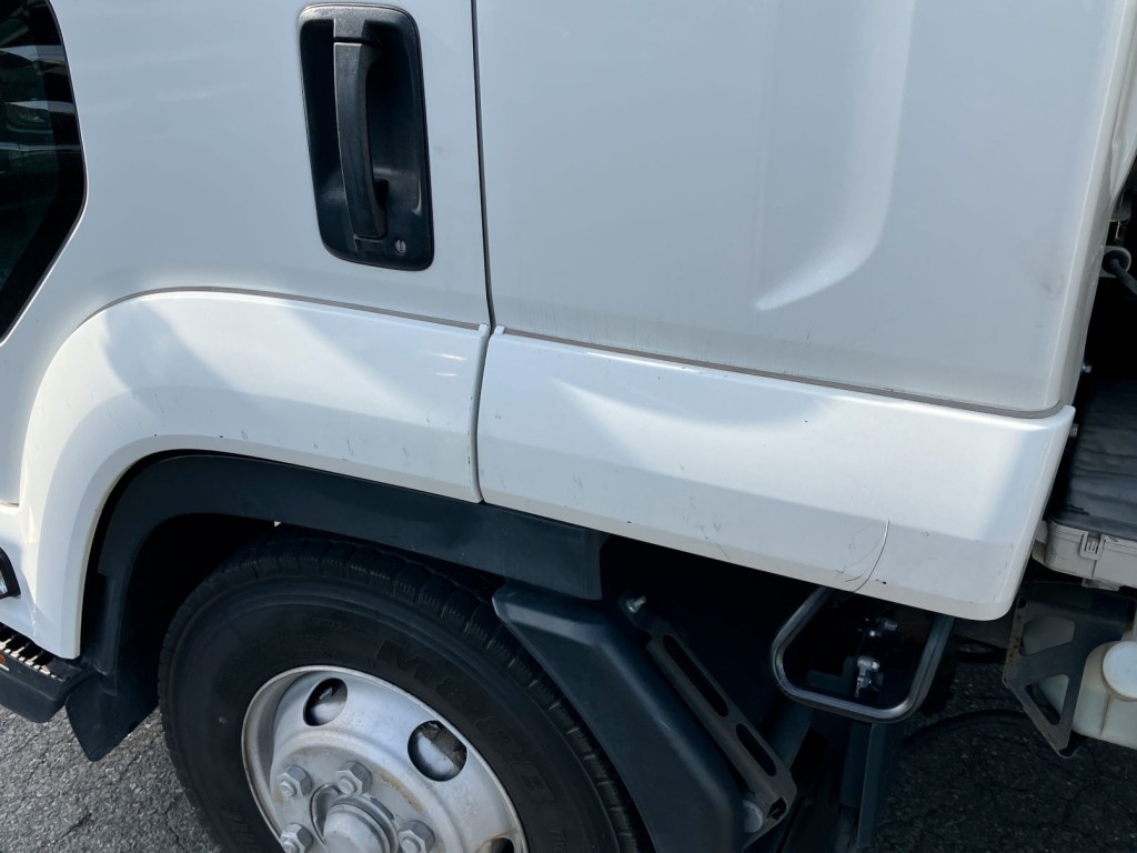 助手席側ドアフェンダー周りにキズがあります。|いすゞ フォワード 2RG-FRR90S2(2WD)の写真33