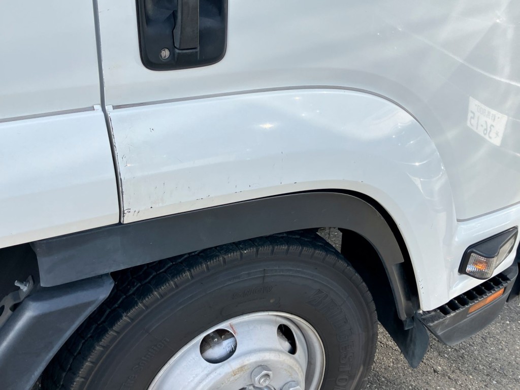 運転席側ドアフェンダー周りにキズがあります。|いすゞ フォワード 2RG-FRR90S2(2WD)の写真34