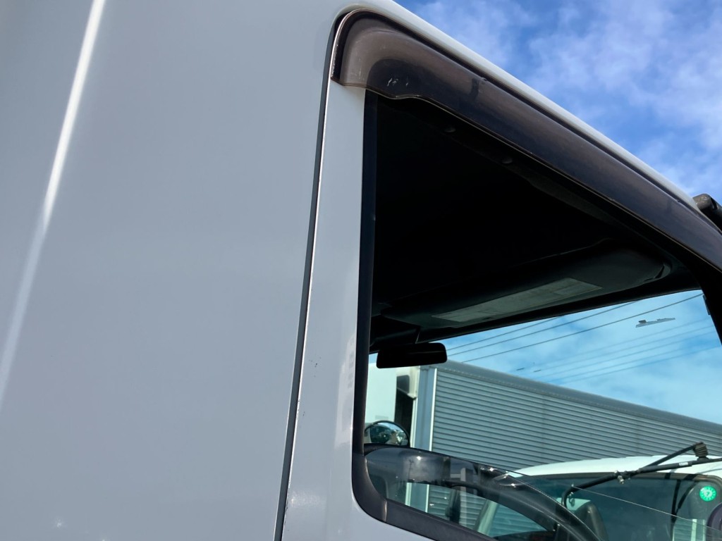 運転席側ドア端に小傷があります。|いすゞ フォワード 2RG-FRR90S2(2WD)の写真35