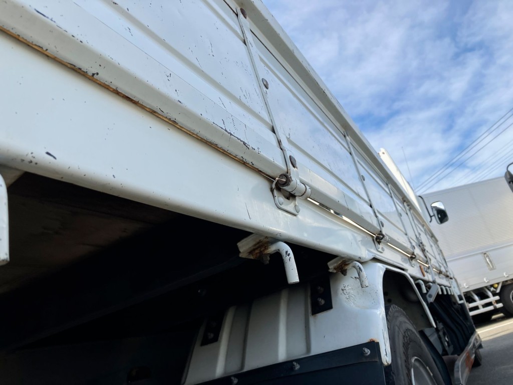 運転席側アオリ下部にふくらみ・すき間があります。|いすゞ フォワード 2RG-FRR90S2(2WD)の写真44