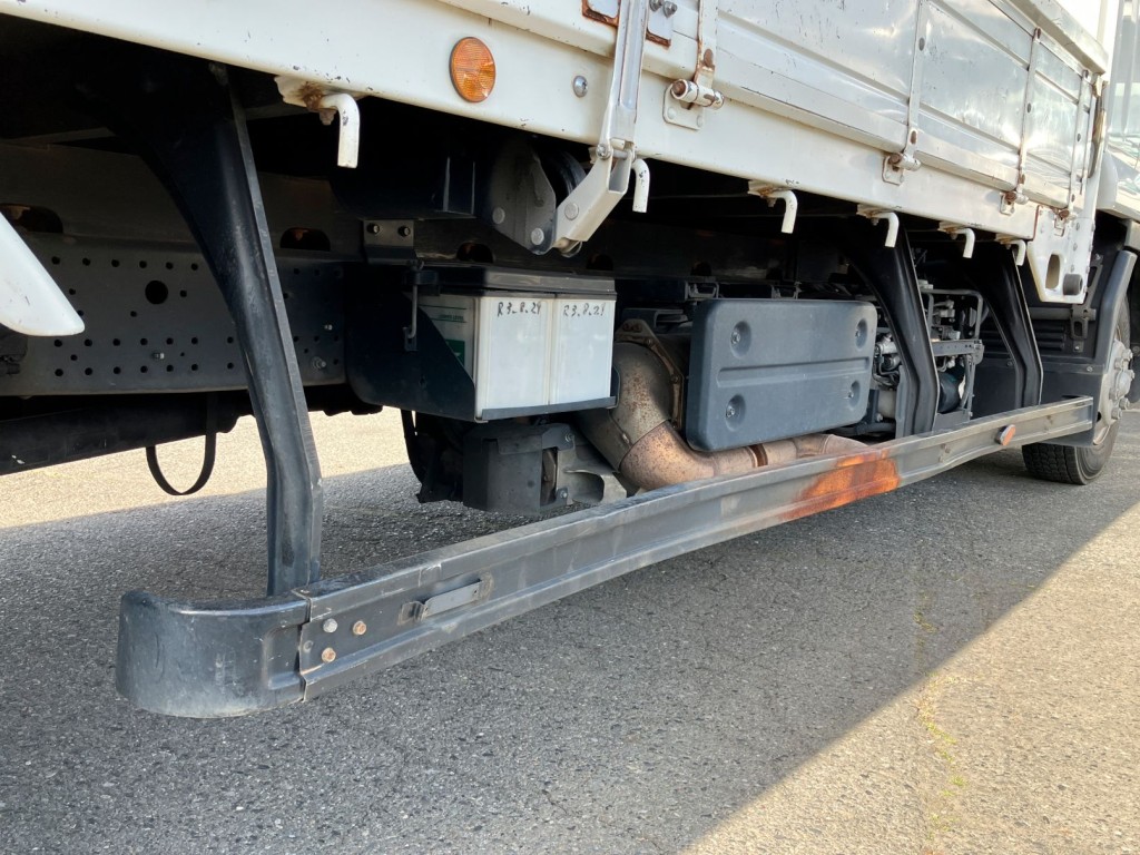 運転席側サイドバンパーに曲がり・サビがあります。|いすゞ フォワード 2RG-FRR90S2(2WD)の写真46