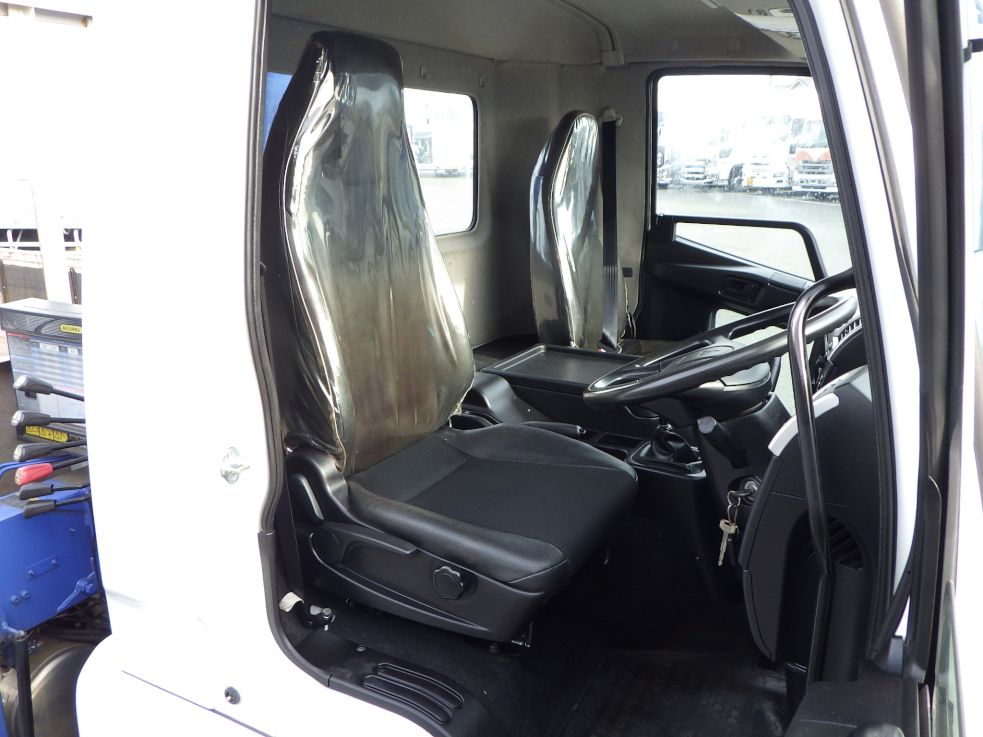 乗車定員は２名です。|三菱 ファイター 2KG-FK71F(2WD)の写真6