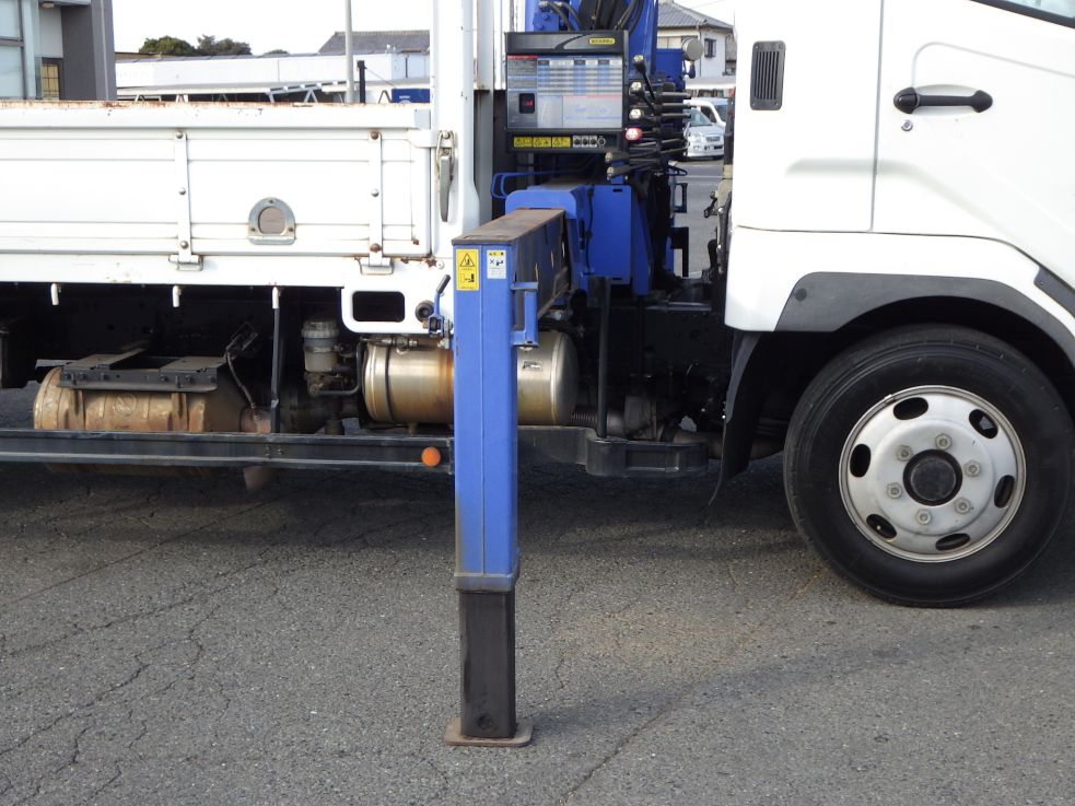 アウトリガーは差し違い式です。|三菱 ファイター 2KG-FK71F(2WD)の写真11