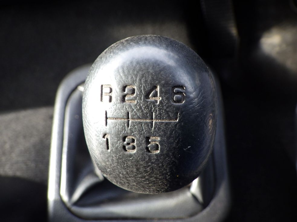 MT６速です。|三菱 ファイター 2KG-FK71F(2WD)の写真19