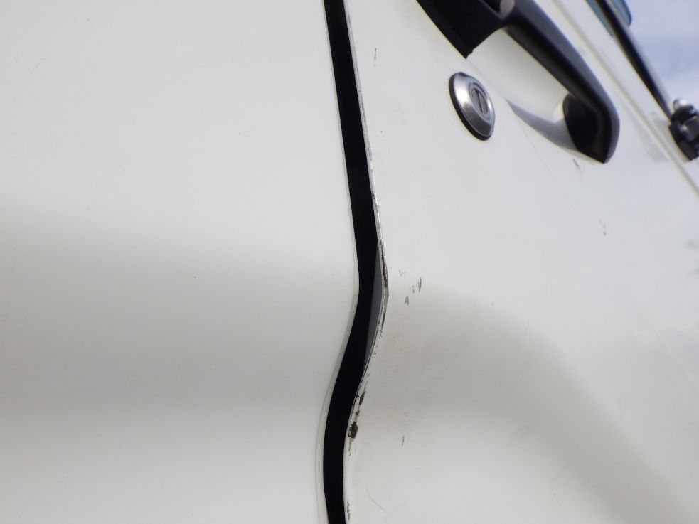 運転席側ドアにキズがあります。（助手席側にもあります）|三菱 ファイター 2KG-FK71F(2WD)の写真23