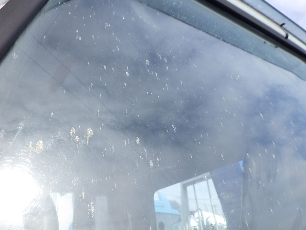 助手席側窓ガラスに溶接のトビキズがあります。（運転席側にもあります）|三菱 ファイター 2KG-FK71F(2WD)の写真25