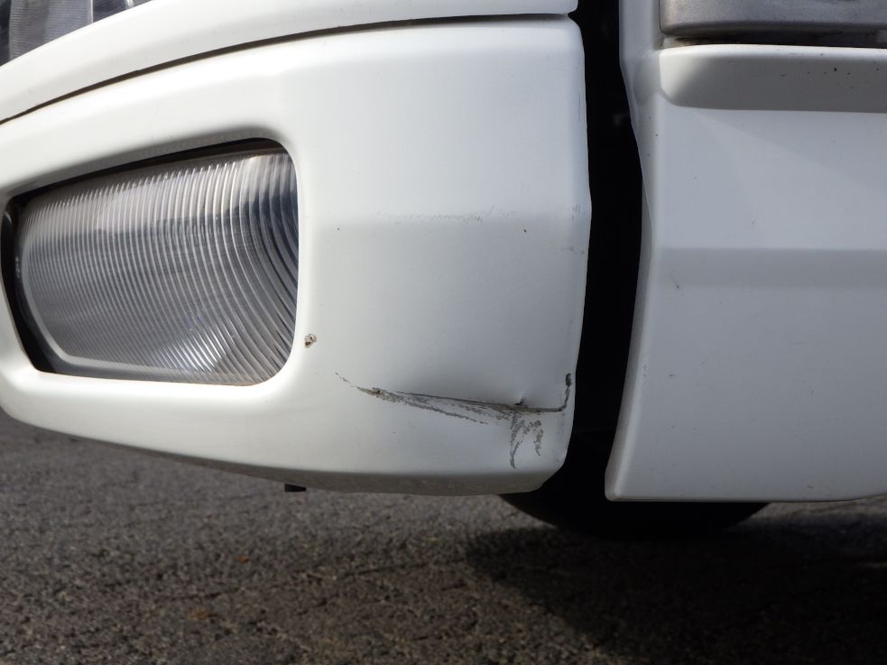 フロントバンパーの助手席側にキズ・ヘコミがあります。|三菱 ファイター 2KG-FK71F(2WD)の写真26