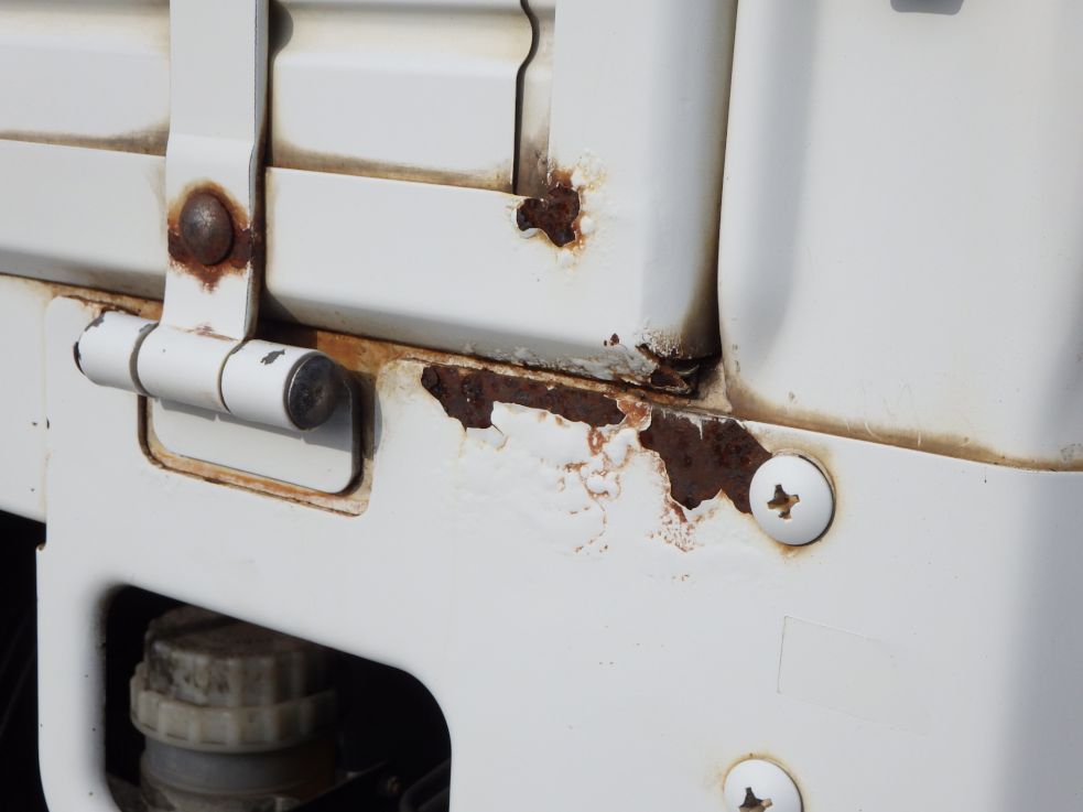 ボディー前方の運転席側にサビがあります。（助手席側にもあります）|三菱 ファイター 2KG-FK71F(2WD)の写真27