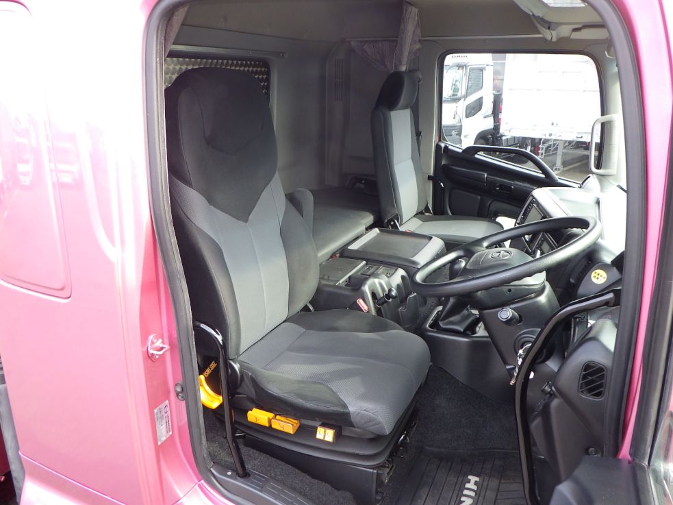 乗車定員は２名です。|日野 プロフィア QPG-FR1EXEGの写真6