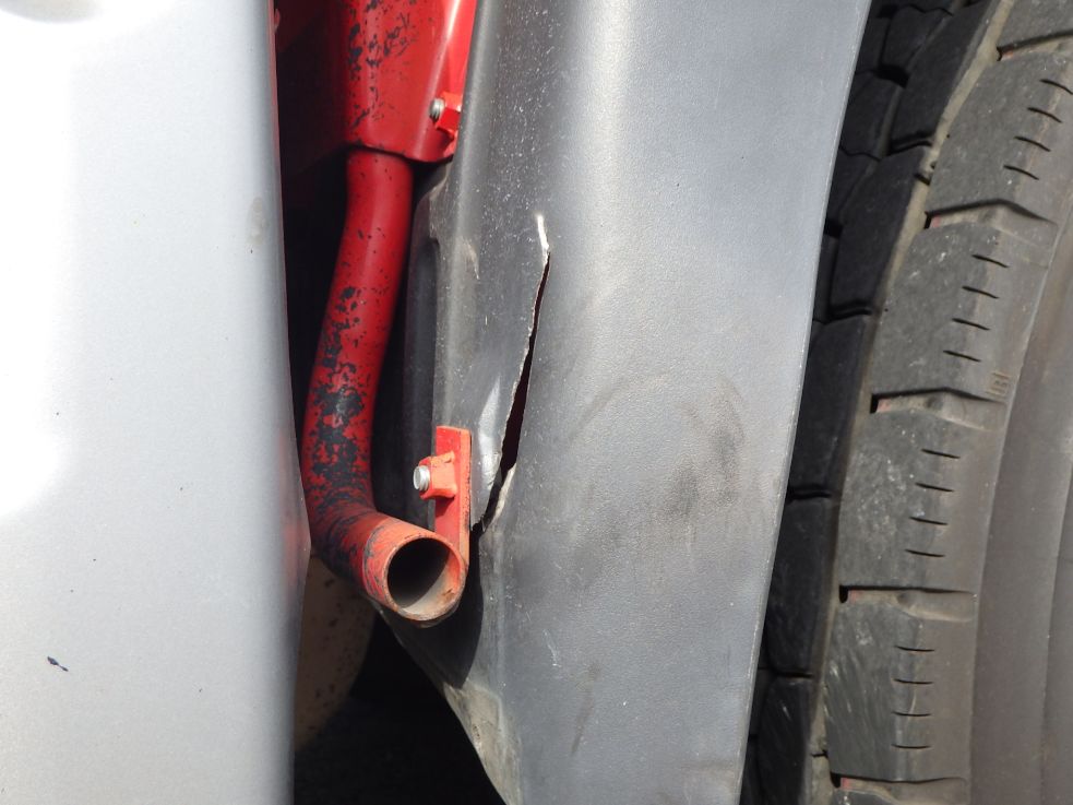 運転席側泥除けにヒビがあります。|日野 プロフィア QPG-FR1EXEGの写真27