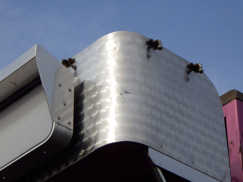 デッキの助手席側にキズ・ヘコミがあります。|日野 プロフィア QPG-FR1EXEGの写真29