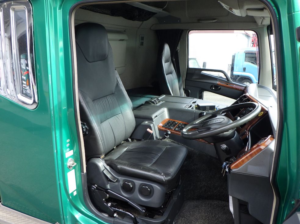 乗車定員は2名です。|三菱 スーパーグレート QKG-FV50VYの写真6