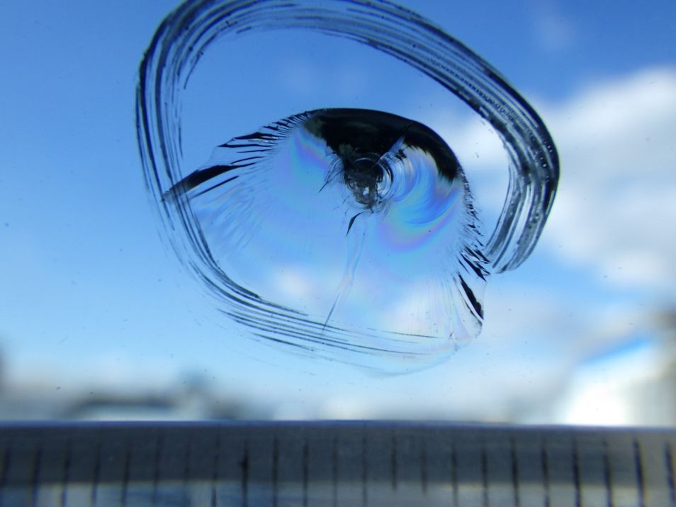 フロントガラスに飛び石キズがあります。|三菱 スーパーグレート QKG-FV50VYの写真15