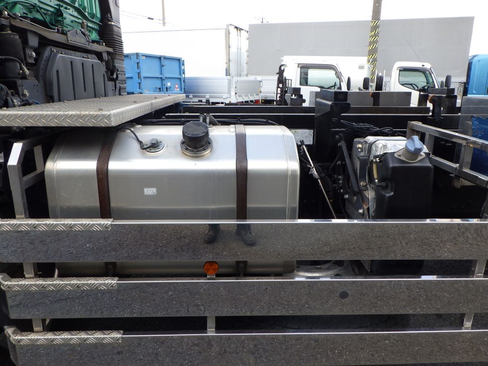 燃料タンクは300Lです。|三菱 スーパーグレート QKG-FV50VYの写真16