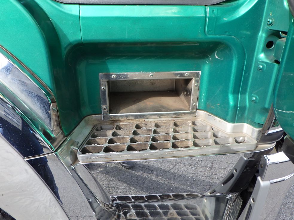 運転席側に靴入れが加工してあります。|三菱 スーパーグレート QKG-FV50VYの写真25