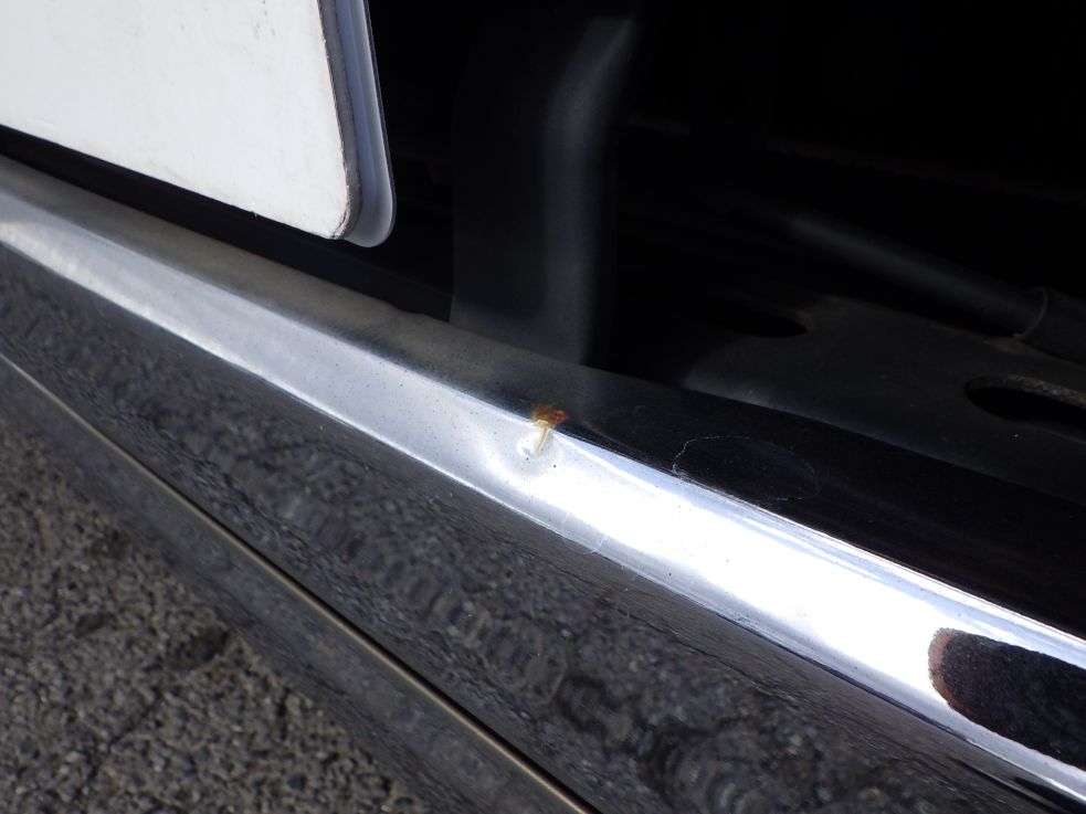 フロントバンパーにキズ・ヘコミがあります。|三菱 スーパーグレート QKG-FV50VYの写真27