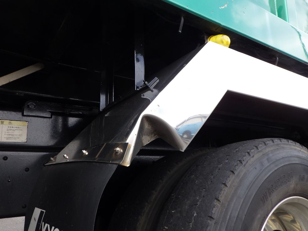 運転席側リヤフェンダーにキズ・ヘコミがあります。|三菱 スーパーグレート QKG-FV50VYの写真31