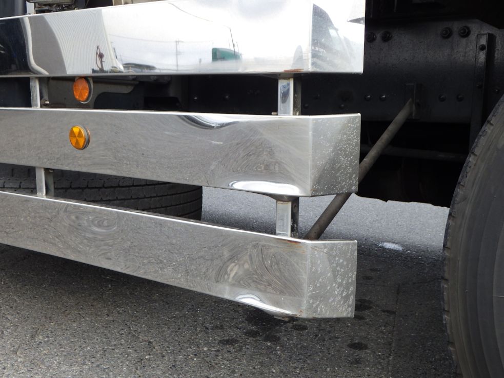 助手席側サイドバンパーにキズ・ヘコミがあります。|三菱 スーパーグレート QKG-FV50VYの写真32