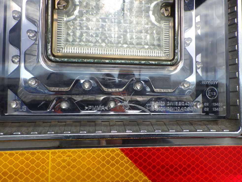 左右のテールレンズにヒビがあります。|三菱 スーパーグレート QKG-FV50VYの写真40