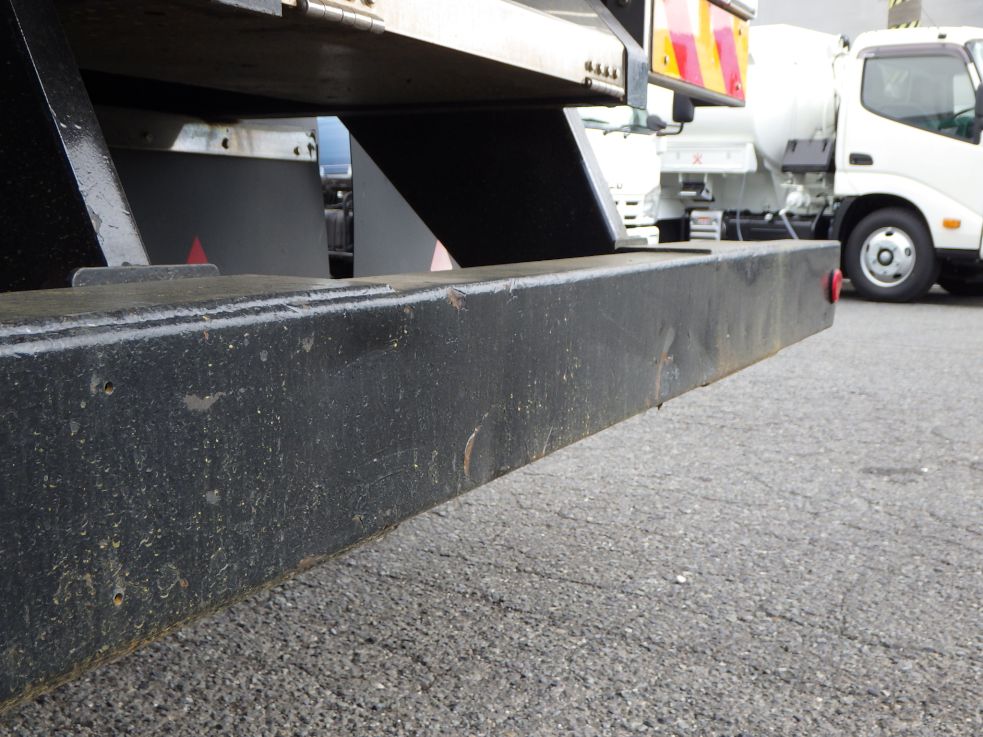 リヤバンパーにキズ・サビ・ヘコミがあります。|三菱 スーパーグレート QKG-FV50VYの写真41