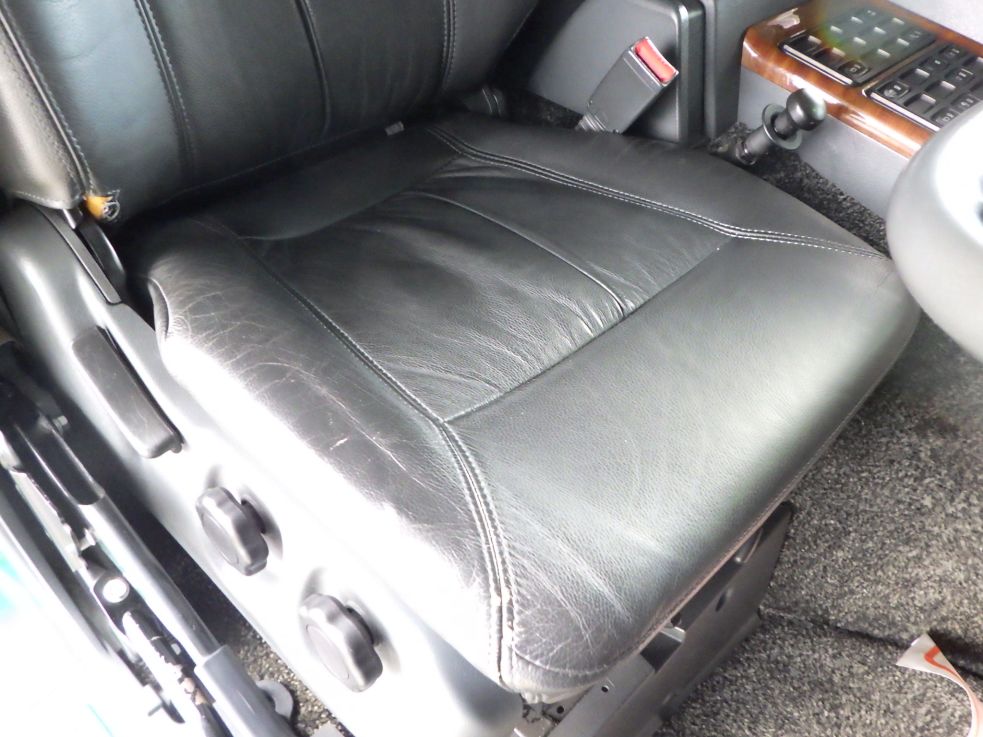 運転席座面にヘタリがあります。|三菱 スーパーグレート QKG-FV50VYの写真43