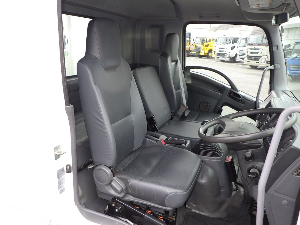 乗車定員は３名です。|いすゞ フォワード 2RG-FRR90S2(2WD)の写真6