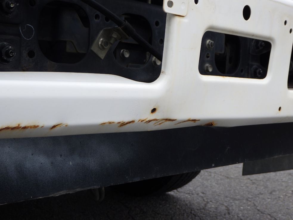 フロントバンパーに飛び石キズ・サビ・ヘコミがあります。|いすゞ フォワード 2RG-FRR90S2(2WD)の写真22